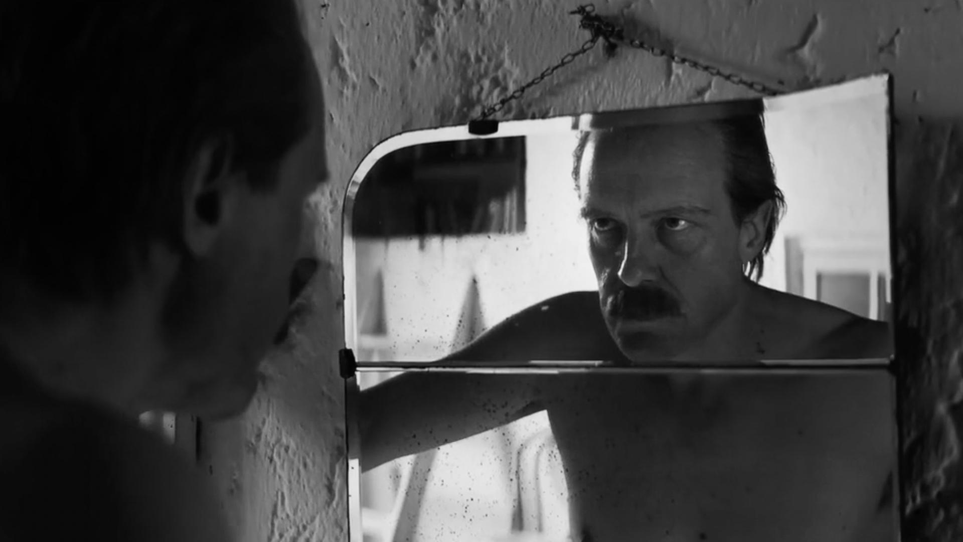 August Diehl steht in der Rolle des Josef Mengele vor einem Spiegel.