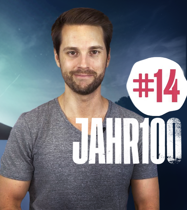 Mirko Drotschmann neben der Zeichnung eines Grabes und einer Ratte