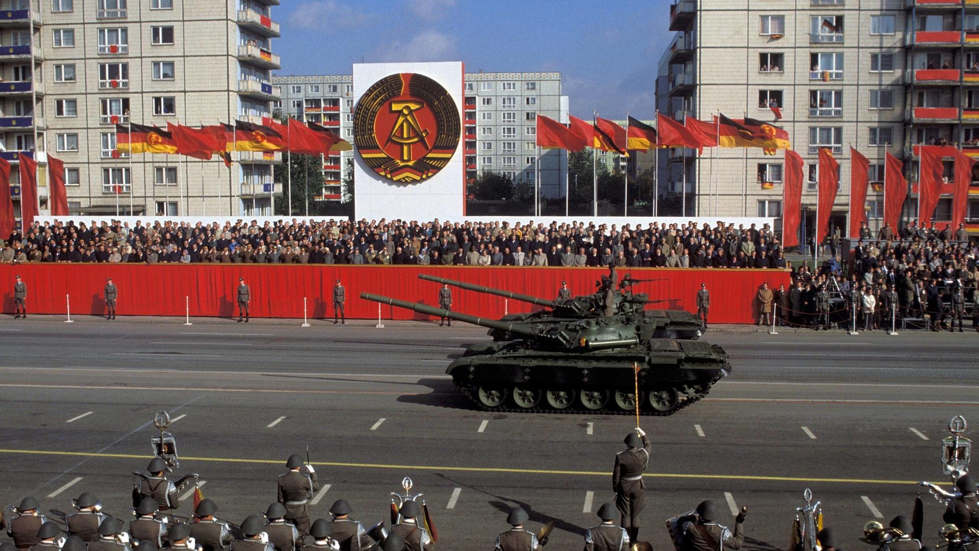 Militärparade der NVA der DDR in Berlin 1987.