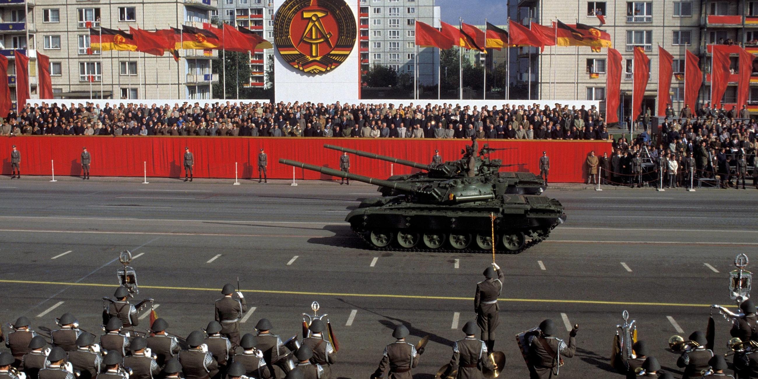 Militärparade der NVA der DDR in Berlin 1987.