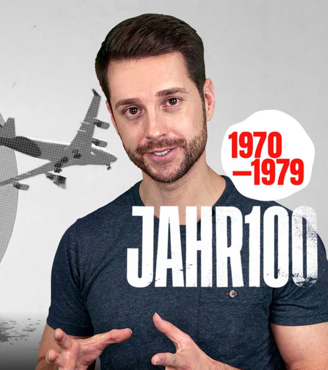 Mirko Drotschmann - im Hintergrund ein Wappen der Olympischen Spiele 1972 und ein zusammenstürzendes Haus und ein abstürzendes Flugzeug