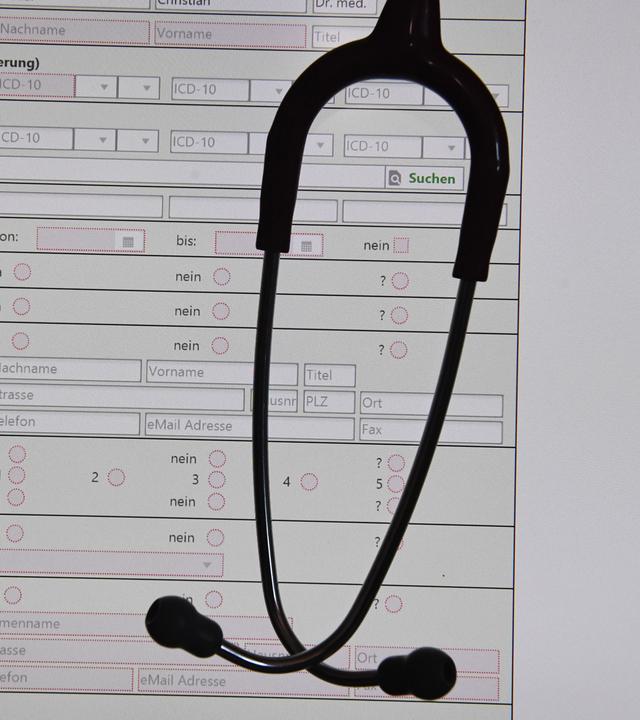 Ein Stetoskop hängt vor einer digitalen Patientenakte am 19.03.2018
