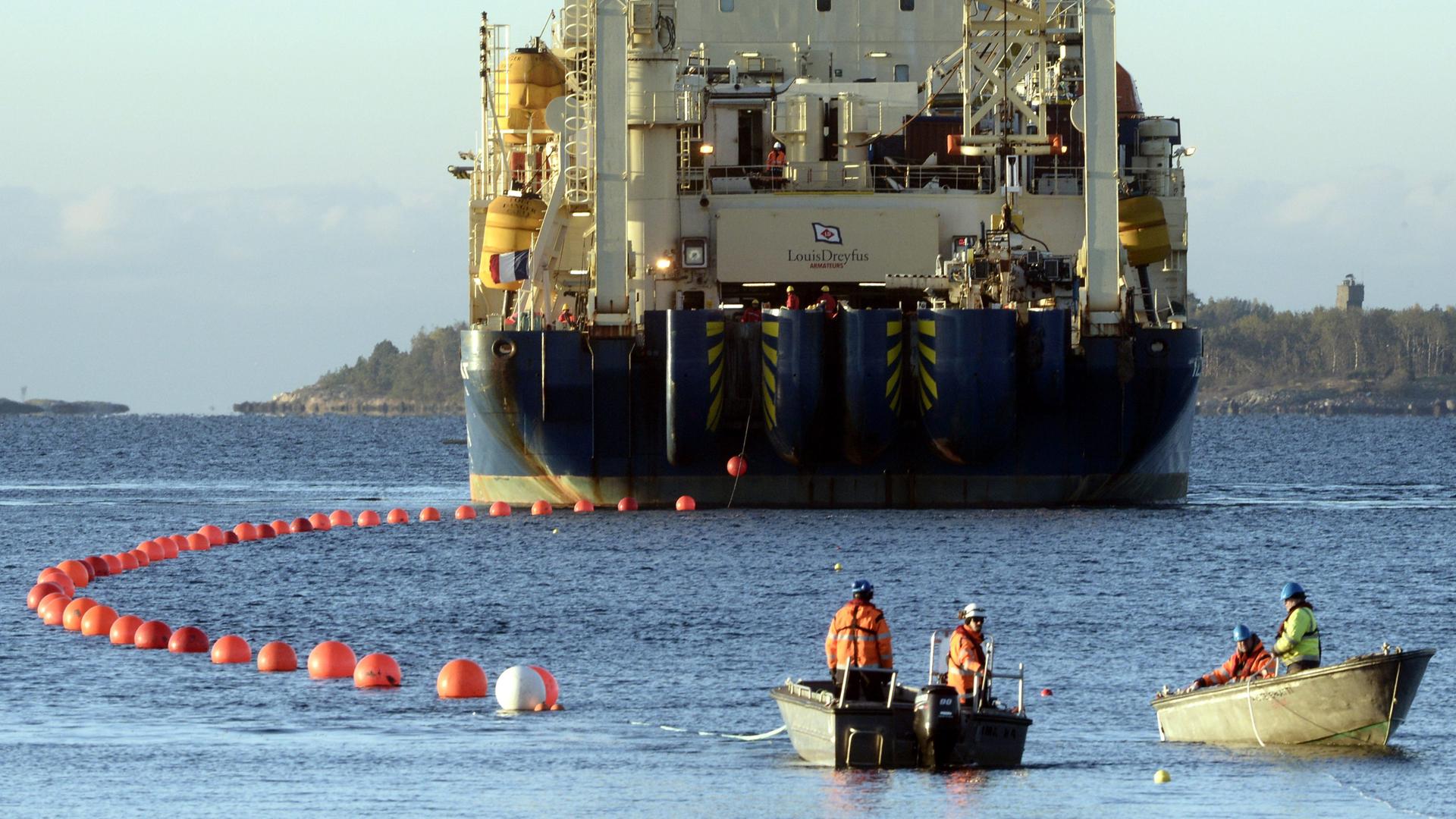 Das Installationsschiff "Ile de Brehat" verlegt das Sea-Lion-Unterseekabels (C-Lion) im Garnisonsgebiet Santahamina. 