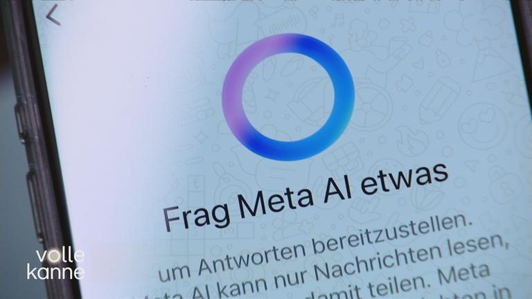 Handy-Bildschirm, auf dem man die WhatsApp-App sieht mit runden dem Logo der KI von Meta 