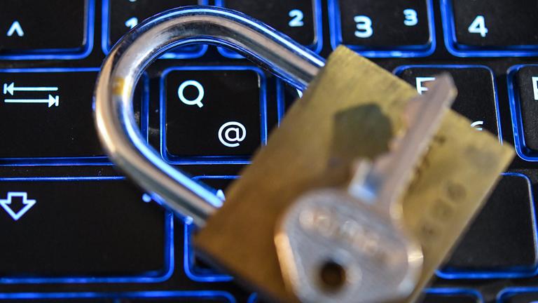 Ein Schloss liegt auf einer Tastatur eines Computers