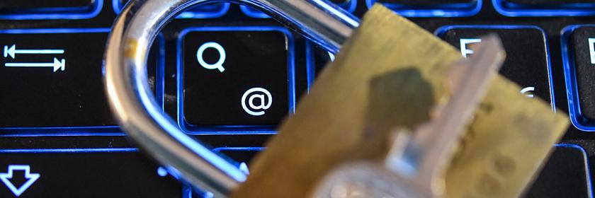 Ein Schloss liegt auf einer Tastatur eines Computers