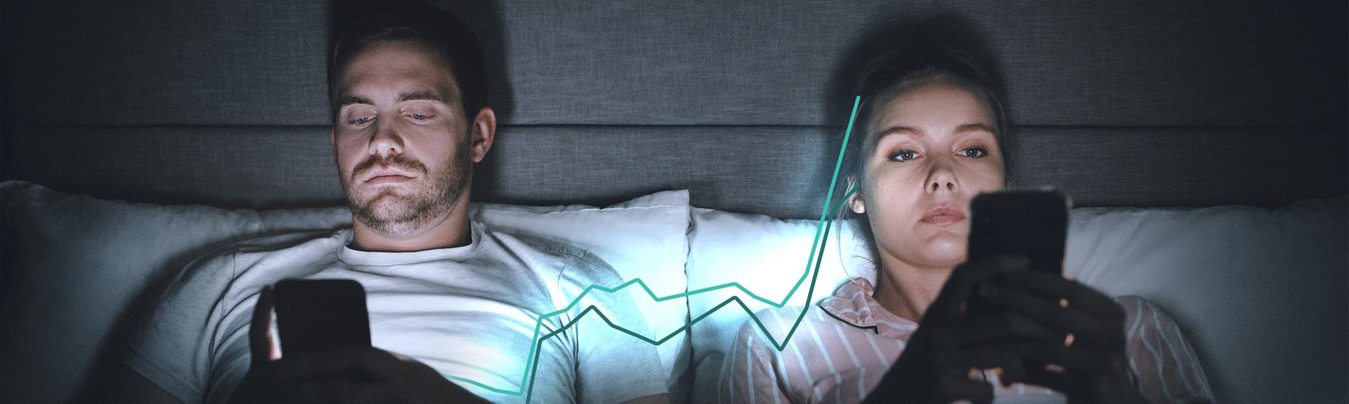 Junger Mann und junge Frau liegen mit Handy im Bett. Dazu eine Kurve, die für unterschiedliche Wahlentscheidungen von Frauen und Männern steht