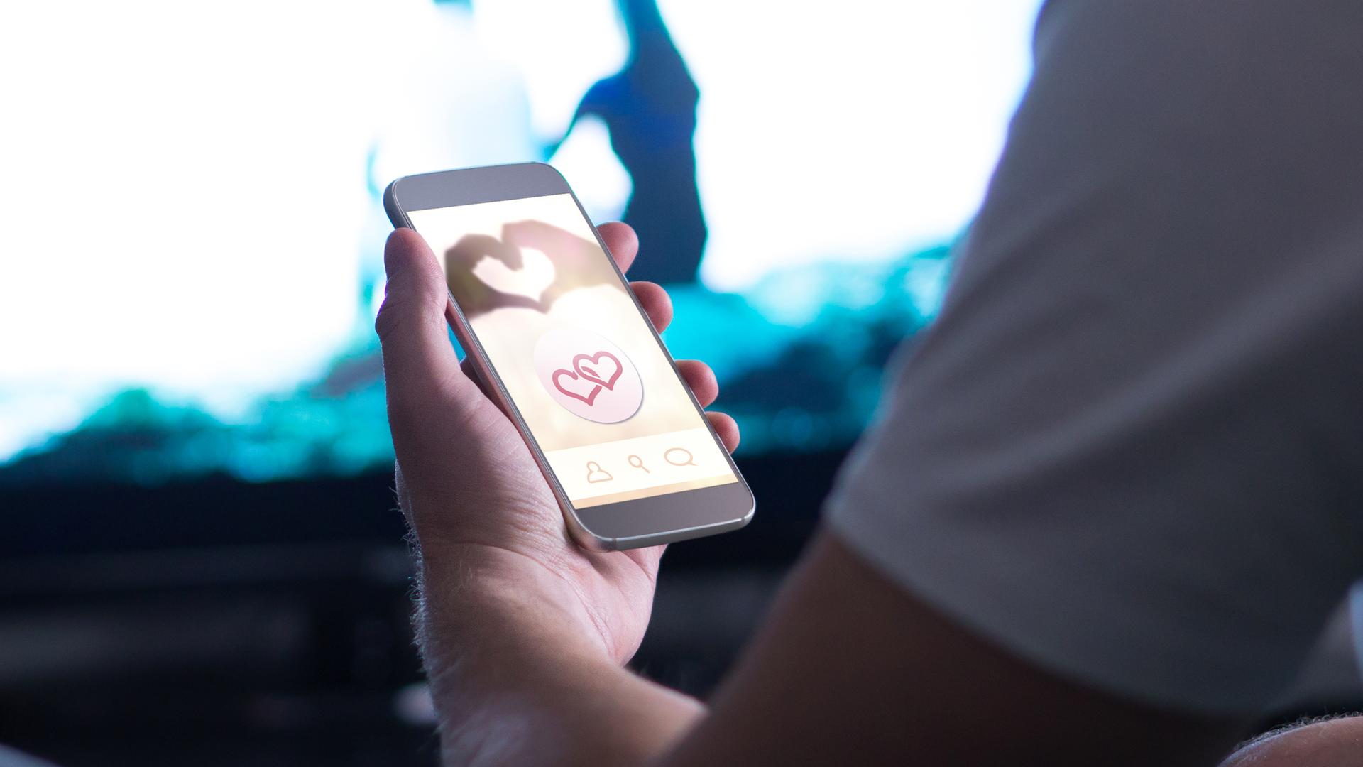 Symbolbild: Smartphone mit Online-Dating-App