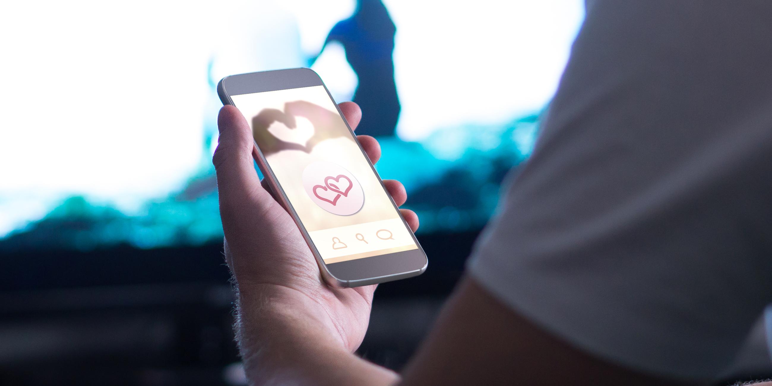 Symbolbild: Smartphone mit Online-Dating-App