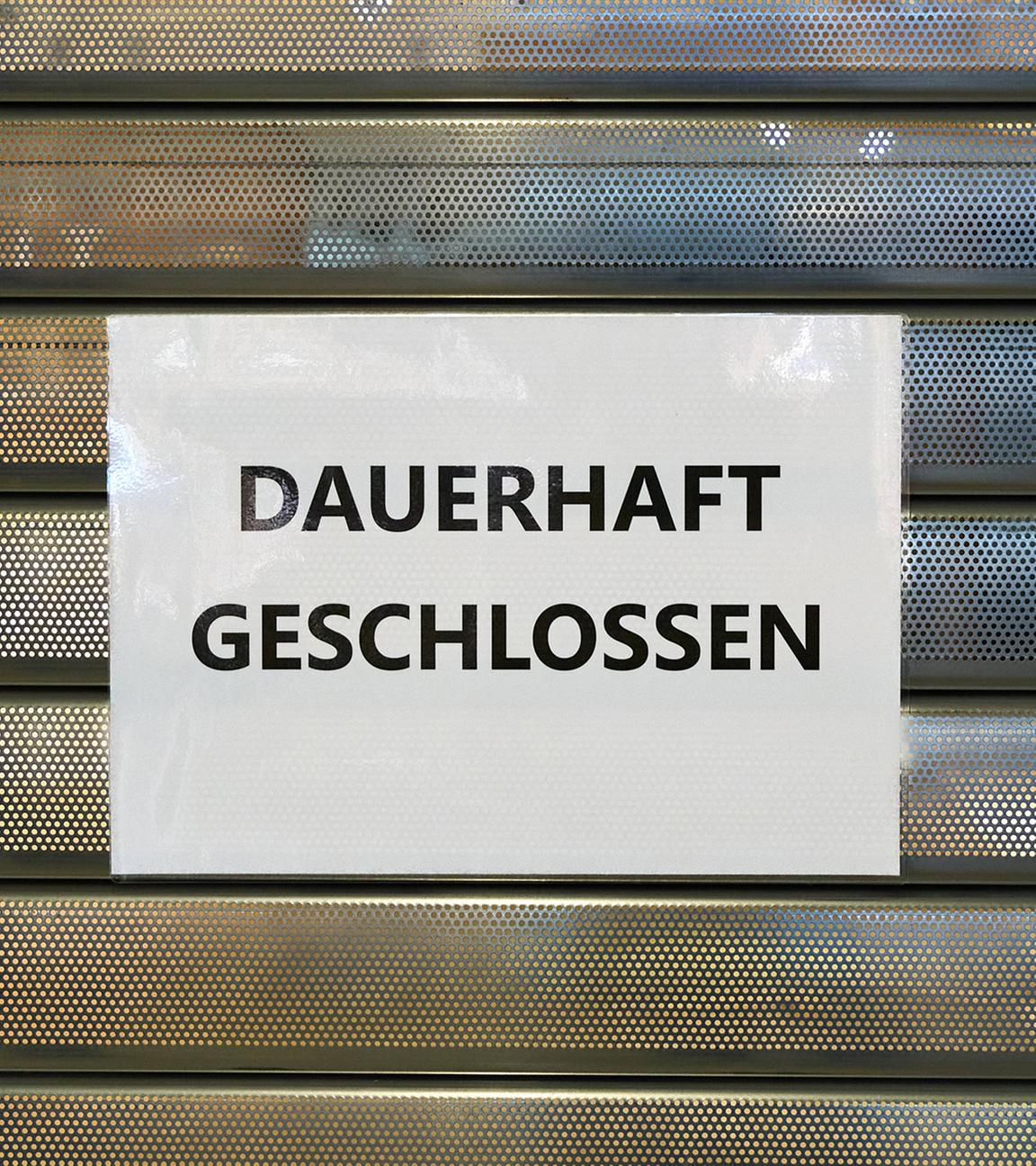  Dauerhaft geschlossen-Schild vor einem leeren Geschäft. (Archiv)