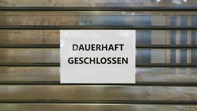  Dauerhaft geschlossen-Schild vor einem leeren Geschäft. (Archiv)