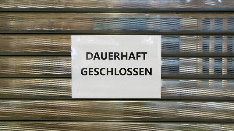  Dauerhaft geschlossen-Schild vor einem leeren Geschäft. (Archiv)