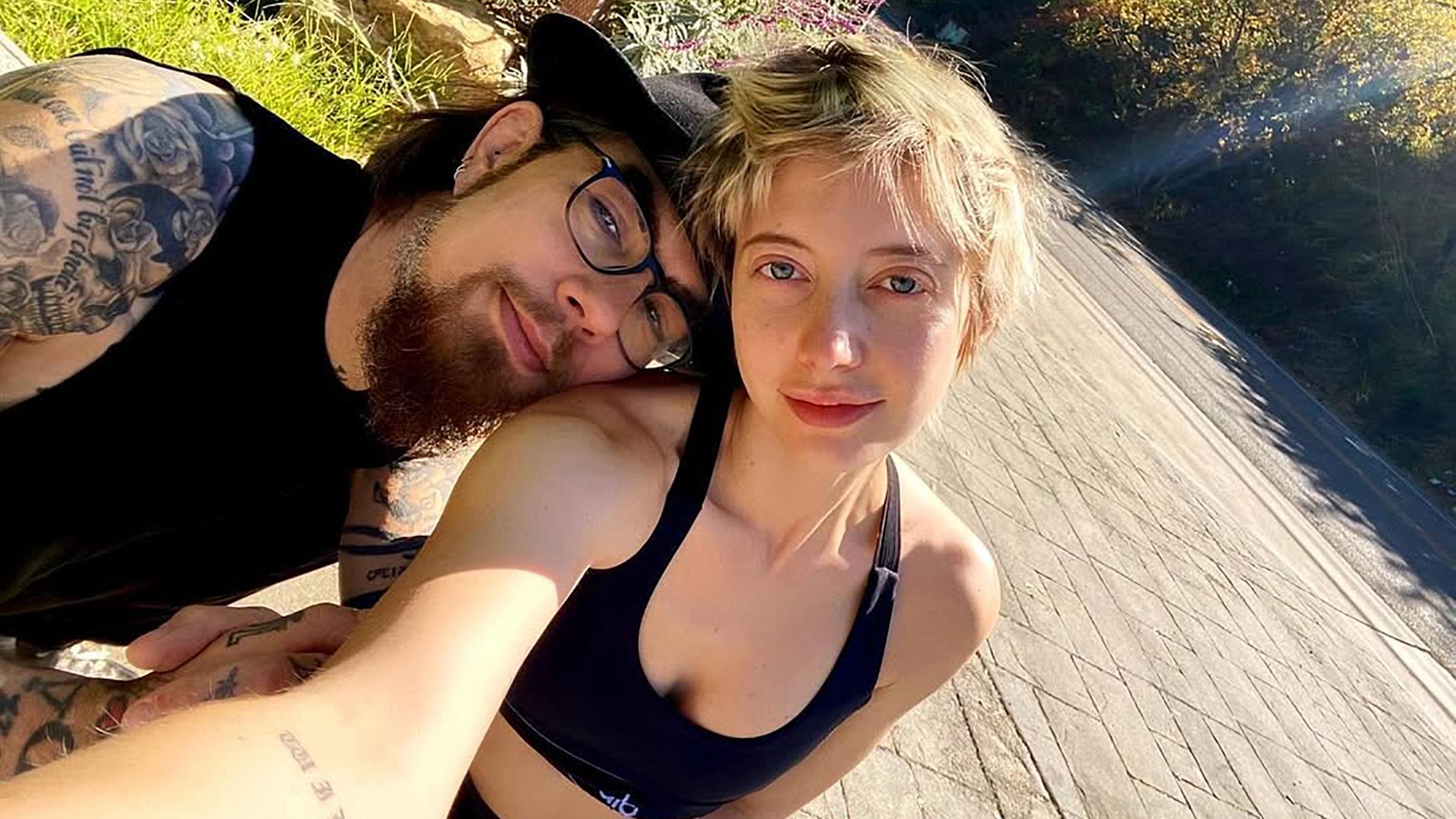 Getraut in einer Waldzeremonie, gefeiert auf einem schottischen Schloss. So haben Red Hot Chili Peppers-Star Dave Navarro und Schauspielerin Vanessa Du Basso geheiratet. (31.03.2025)