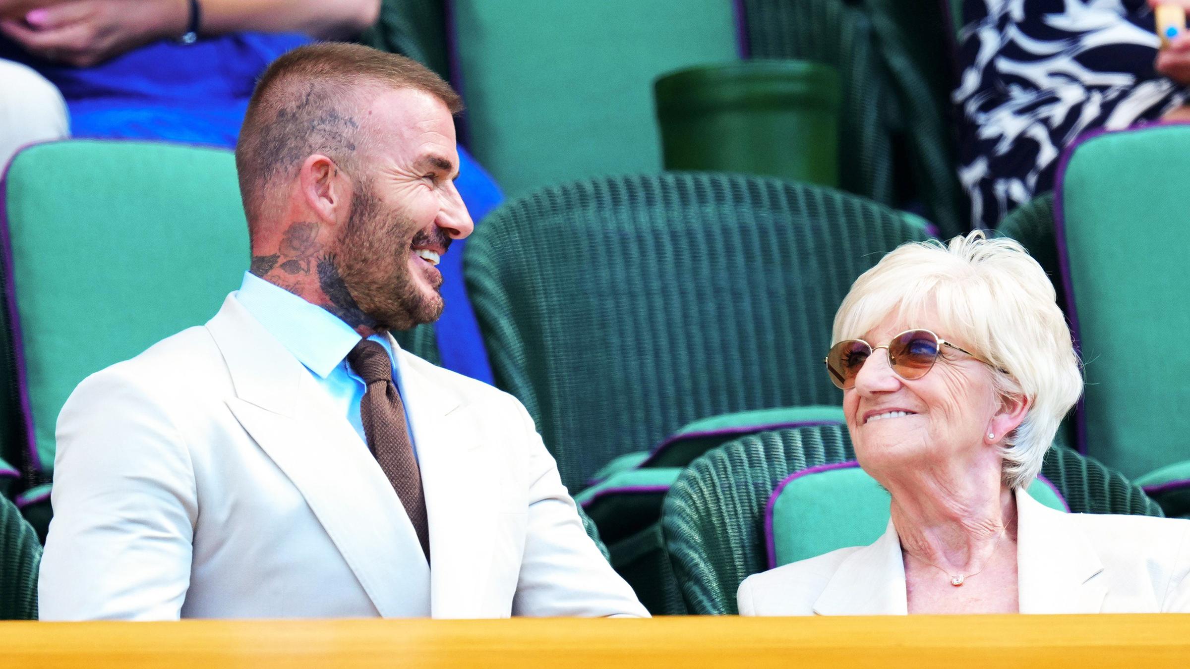 David Beckham mit seiner Mutter bei Wimbledon.