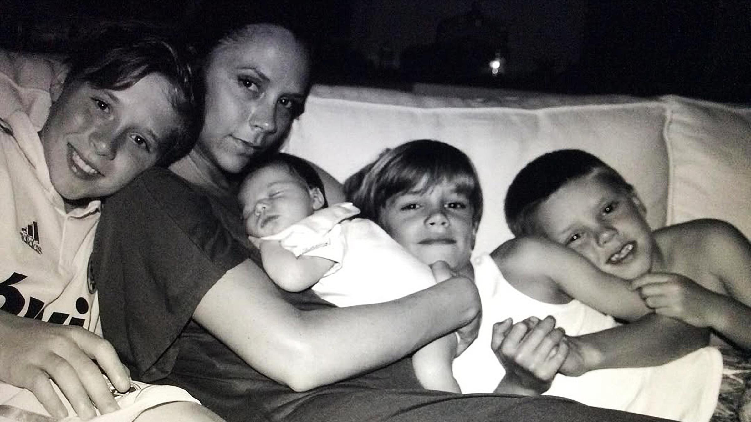 Mit einem alten schwarz-weiß Foto und dem Satz "Ich lerne jeden Tag von Dir" hat David Beckham seine Frau Victoria hochleben lassen. Weiter schrieb er "Wir lieben dich so sehr". (31.03.2025)