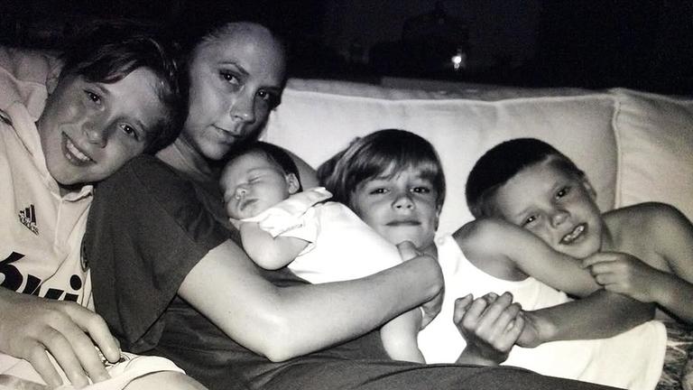Mit einem alten schwarz-weiß Foto und dem Satz "Ich lerne jeden Tag von Dir" hat David Beckham seine Frau Victoria hochleben lassen. Weiter schrieb er "Wir lieben dich so sehr". (31.03.2025)