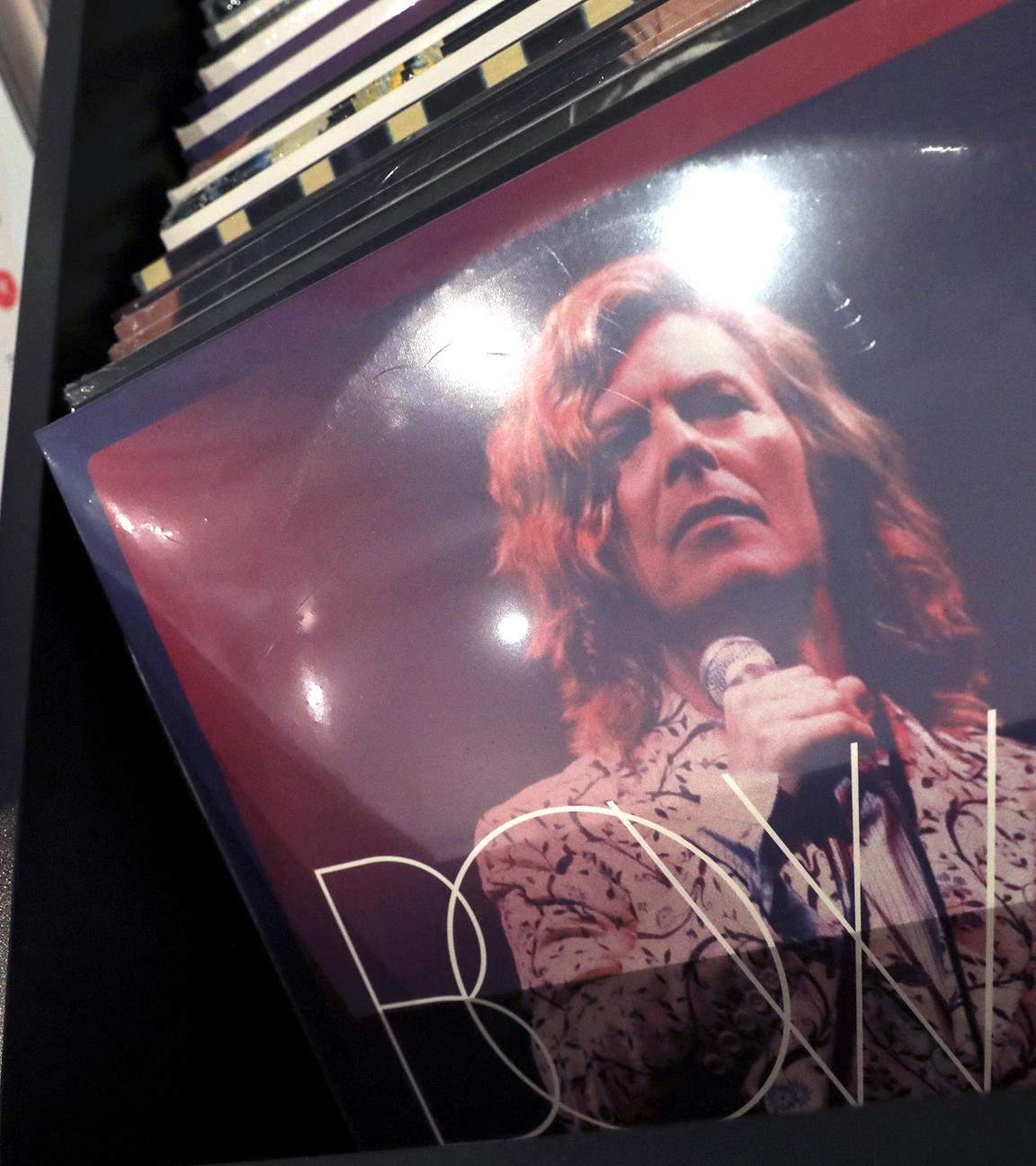 Archiv: Alben des Künstlers David Bowie, aufgenommen am 27.10.2021