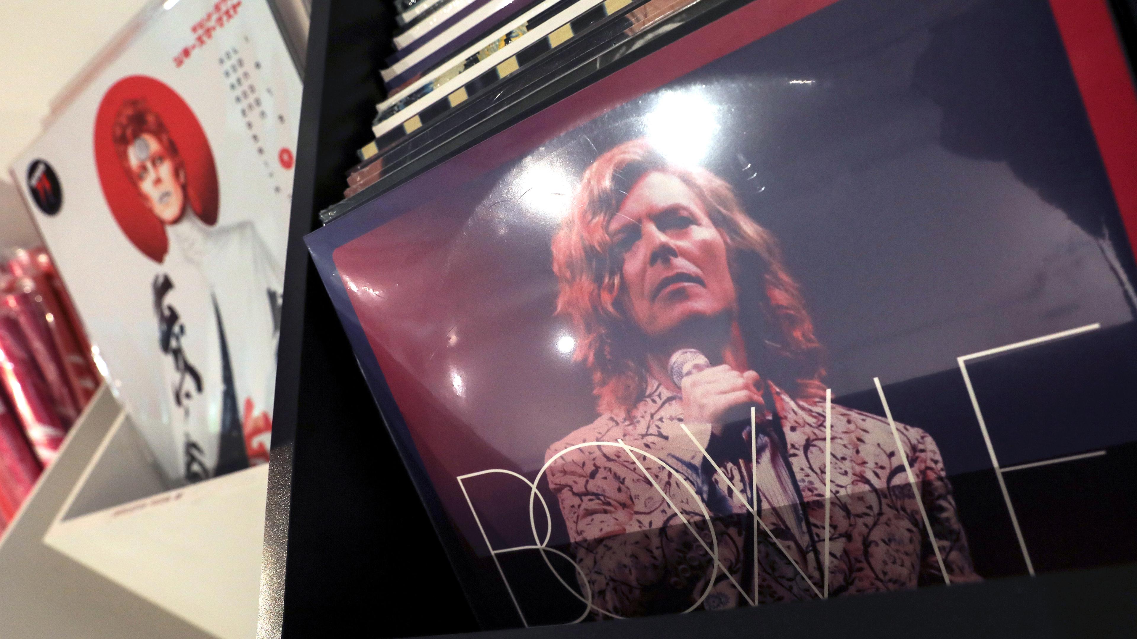 Archiv: Alben des Künstlers David Bowie, aufgenommen am 27.10.2021