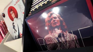 Archiv: Alben des Künstlers David Bowie, aufgenommen am 27.10.2021