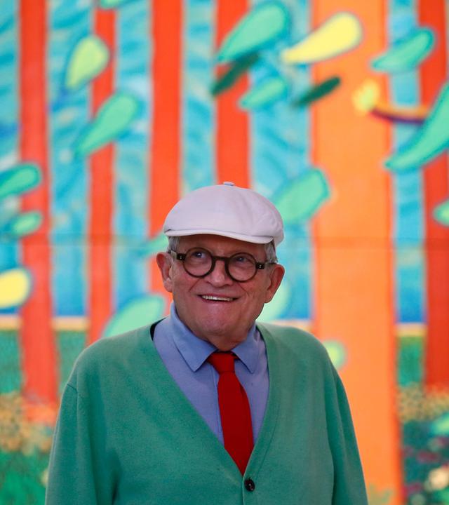 r renommierte britische Maler David Hockney posiert während der Enthüllung eines riesigen Gemäldes, das er dem Centre Pompidou in Paris schenkt.