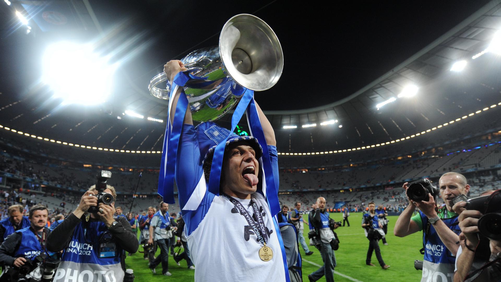 David Luiz mit dem Champions-League-Pokal, den er 2012 mit Chelsea gegen den FC Bayern gewann.