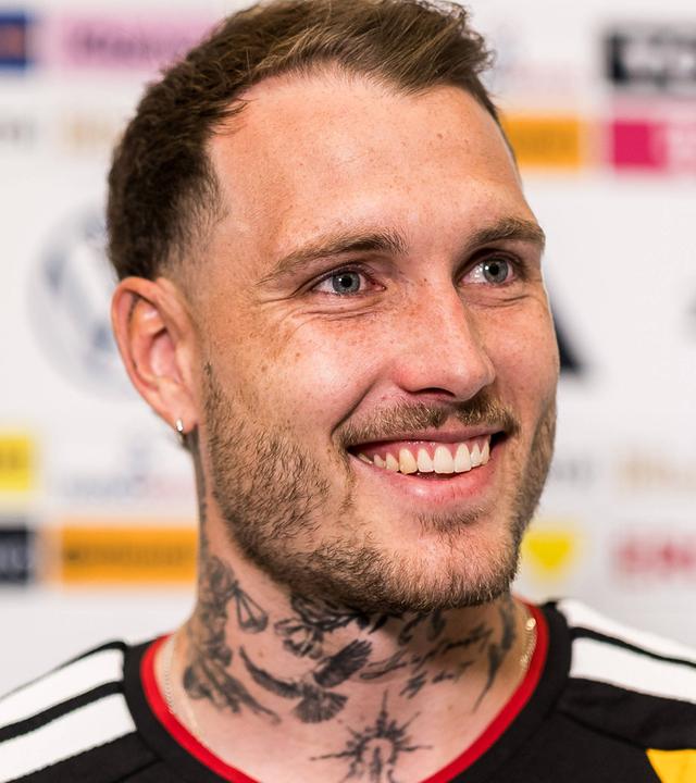 David Raum lächelt während eines Medientermins im Trainingslager der deutschen Nationalmannschaft zur Vorbereitung auf die 2026 FIFA World Cup am 28. Mai 2026.