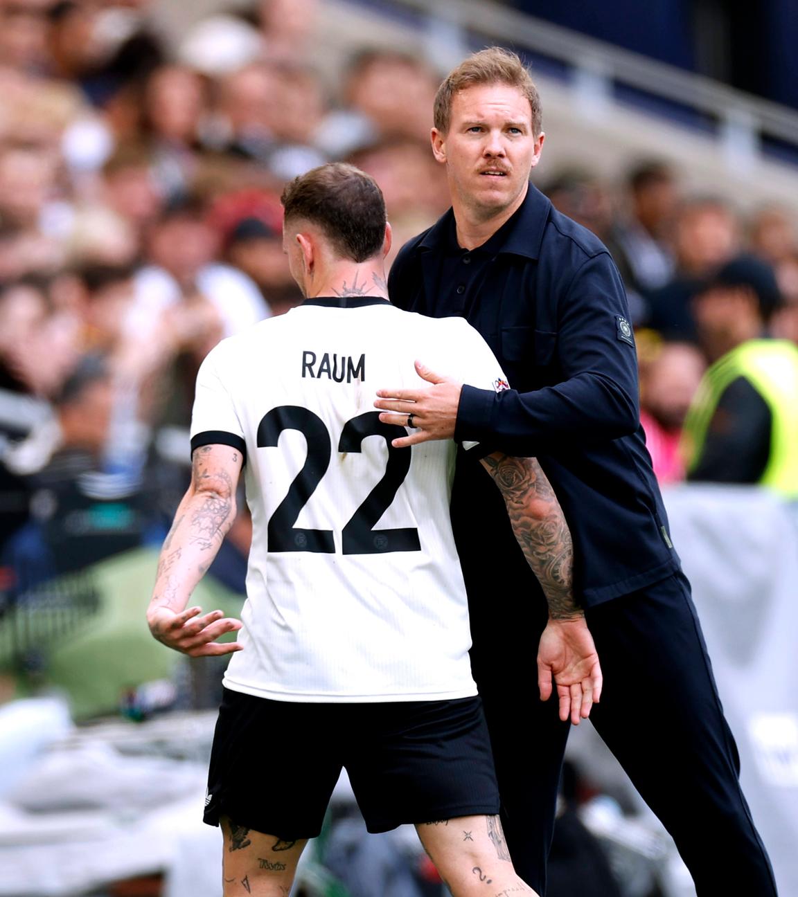 David Raum und Bundestrainer Julian Nagesmann