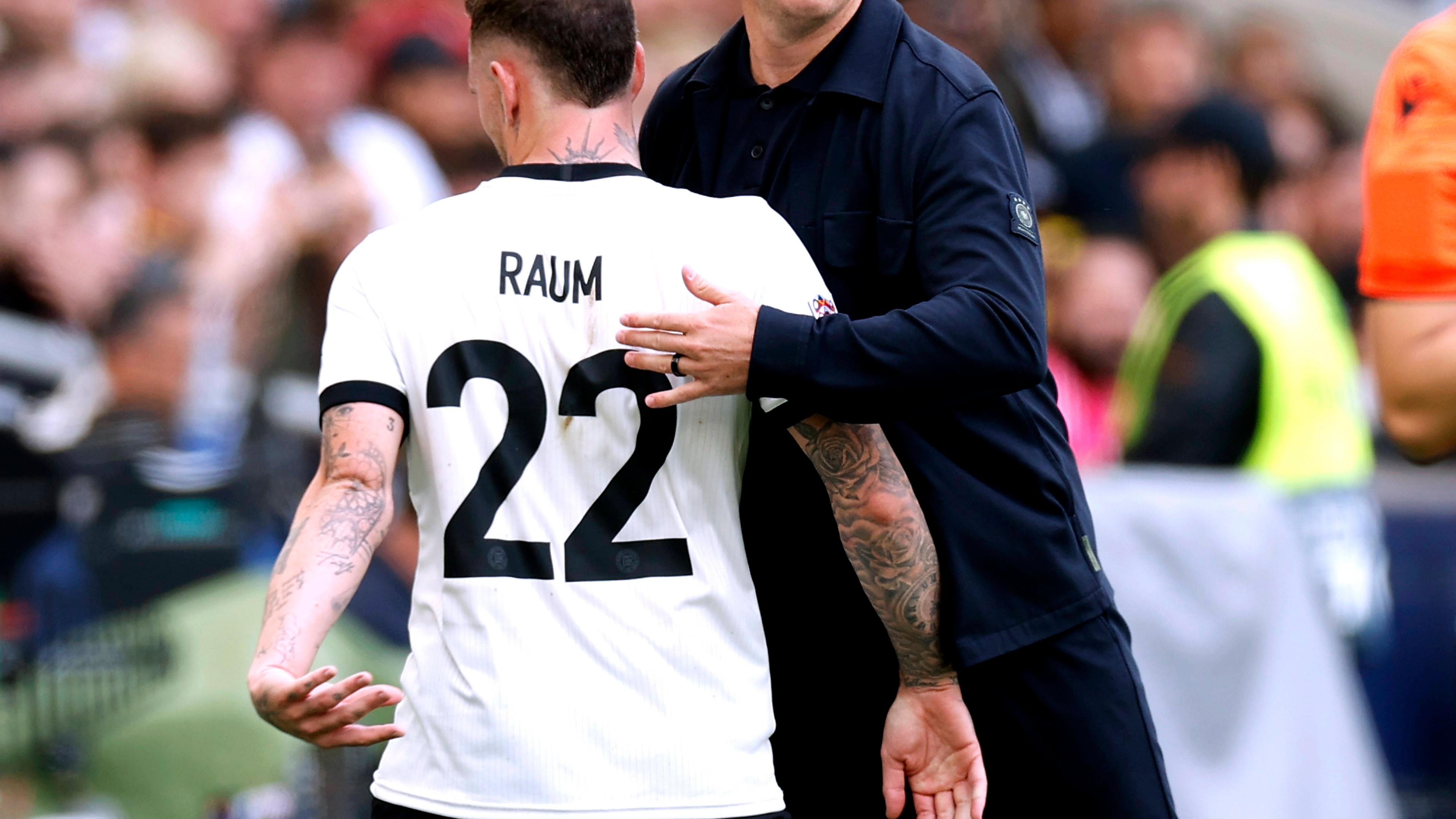 David Raum und Bundestrainer Julian Nagesmann