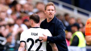 David Raum und Bundestrainer Julian Nagesmann