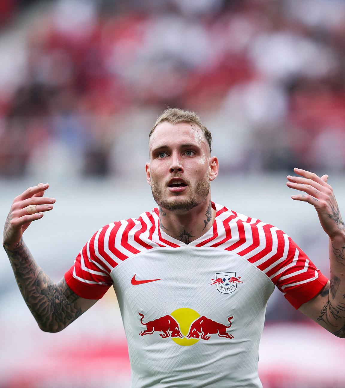 David Raum mit Armen nach oben im RB Leipzig Trikot