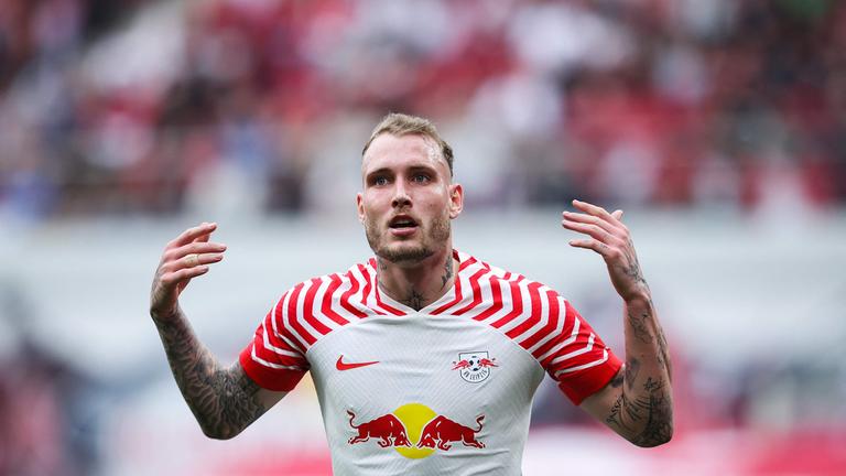 David Raum mit Armen nach oben im RB Leipzig Trikot