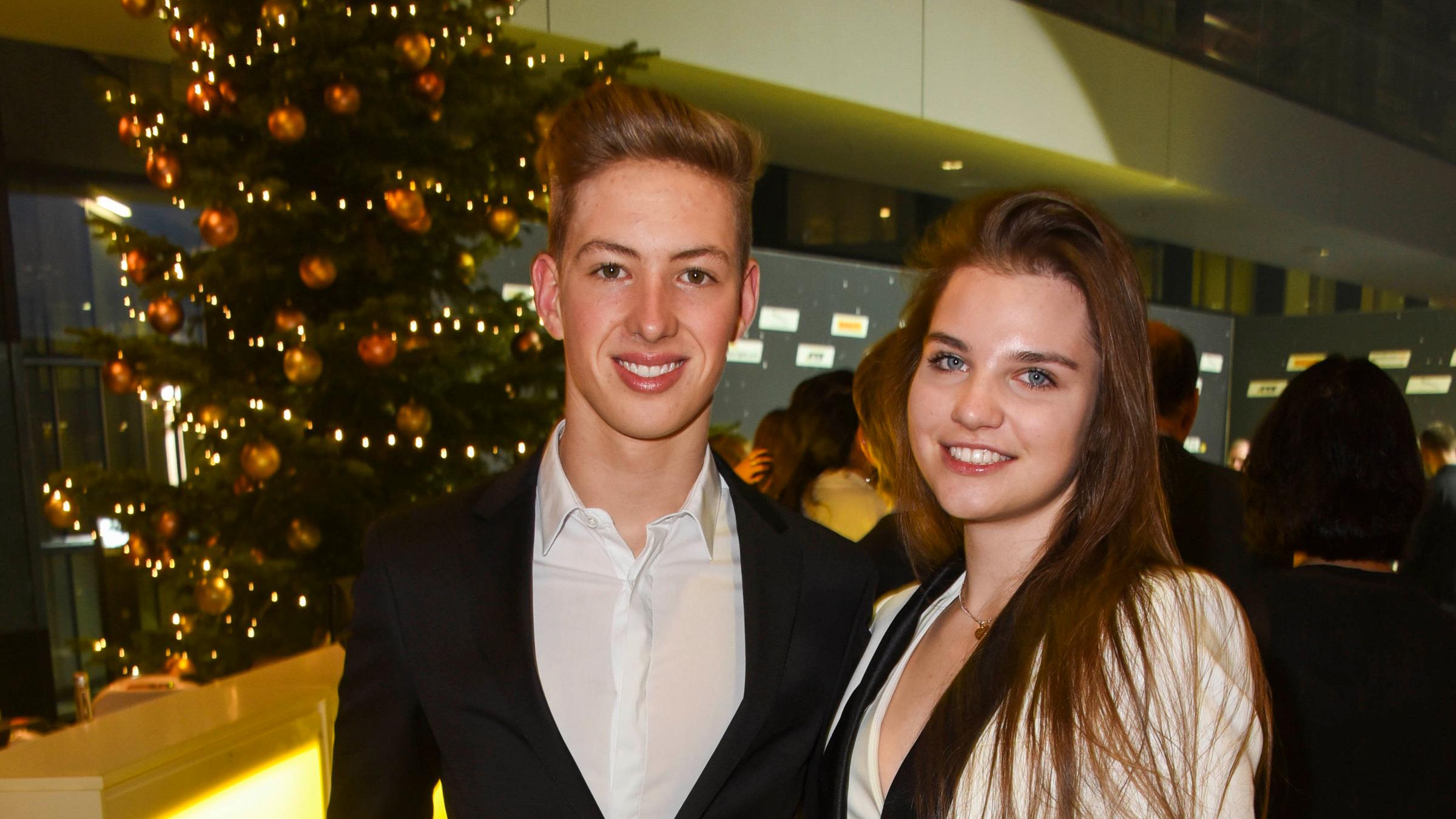 David Schuhmacher (links) posiert auf einem Weihnachts-Event mit seiner Freundin Vivien Keszthelyi (rechts)