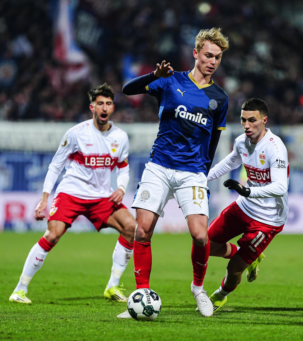 Im DFB-Pokal Viertelfinale kann Holstein Kiels defensiver Mittelfeldspieler Kasper Davidsen den Ball gegen Stuttgarts offensiven Mittelfeldspieler Bilal El Khannouss behaupten