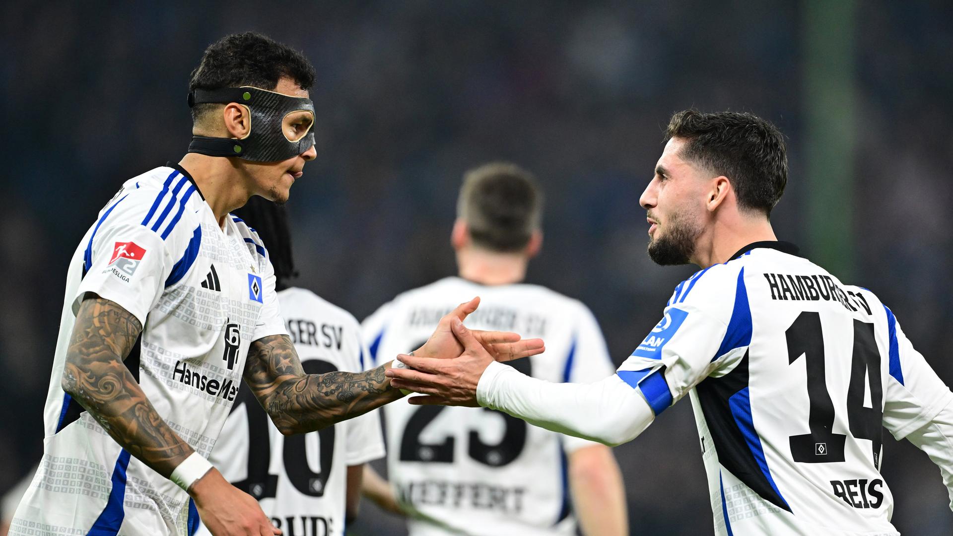 Ludovit Reis (rechts) gratuliert Davie Selke zu dessen Tor zum 1:0 für den Hamburger SV.