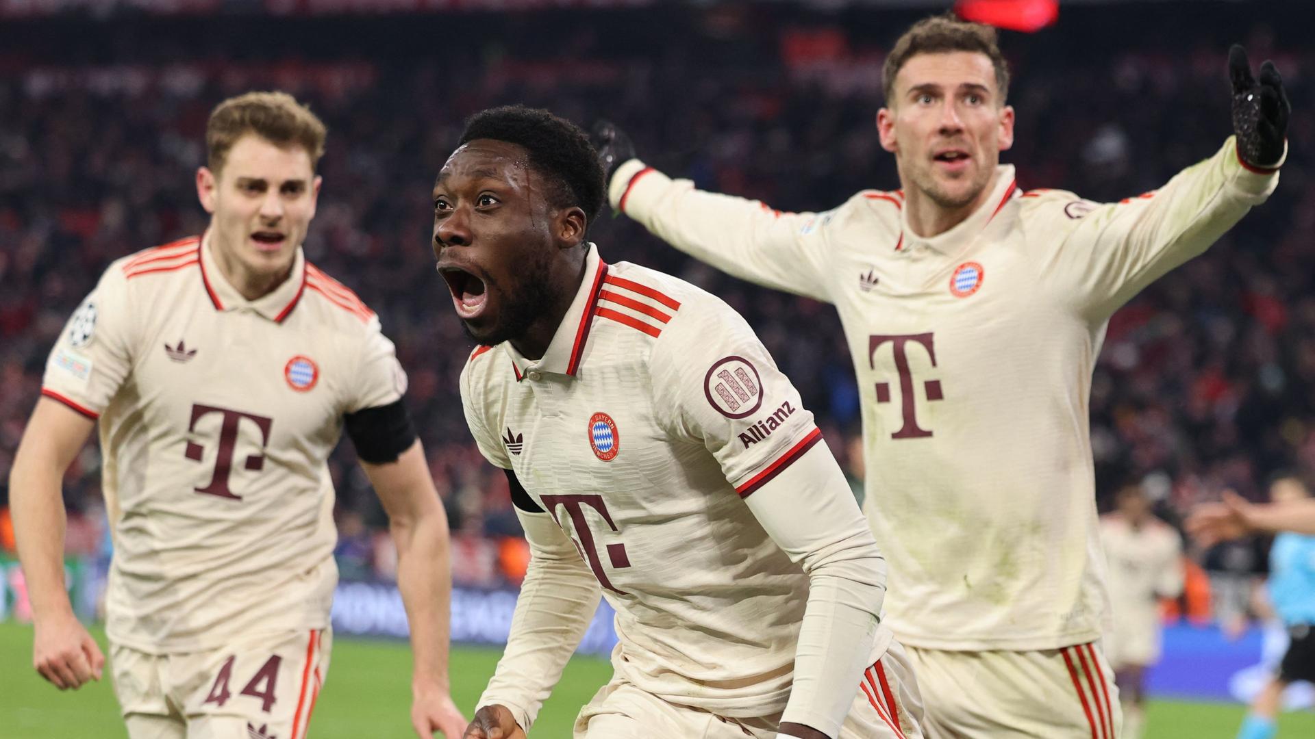 Alphonso Davies feiert seinen Treffer zum 1:1 mit Josip Stanisic und Leon Goretzka (rechts).