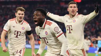 Alphonso Davies feiert seinen Treffer zum 1:1 mit Josip Stanisic und Leon Goretzka (rechts).