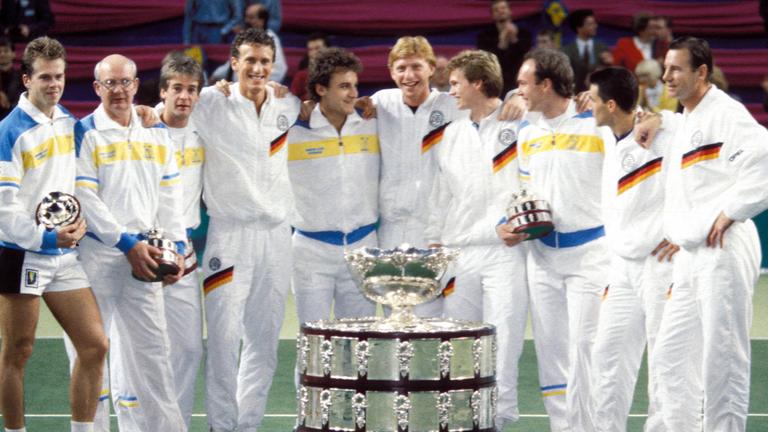 Archiv: Davis Cup Finale, BR Deutschland - Schweden in Stuttgart, v.li.: Patrik Kühnen (BRD), Mats Wilander (Schweden), Boris Becker, Eric Jelen (BRD), Jan Gunnarsson (Schweden), Carl Uwe Steeb und Teamchef Niki Pilic (beide BRD)