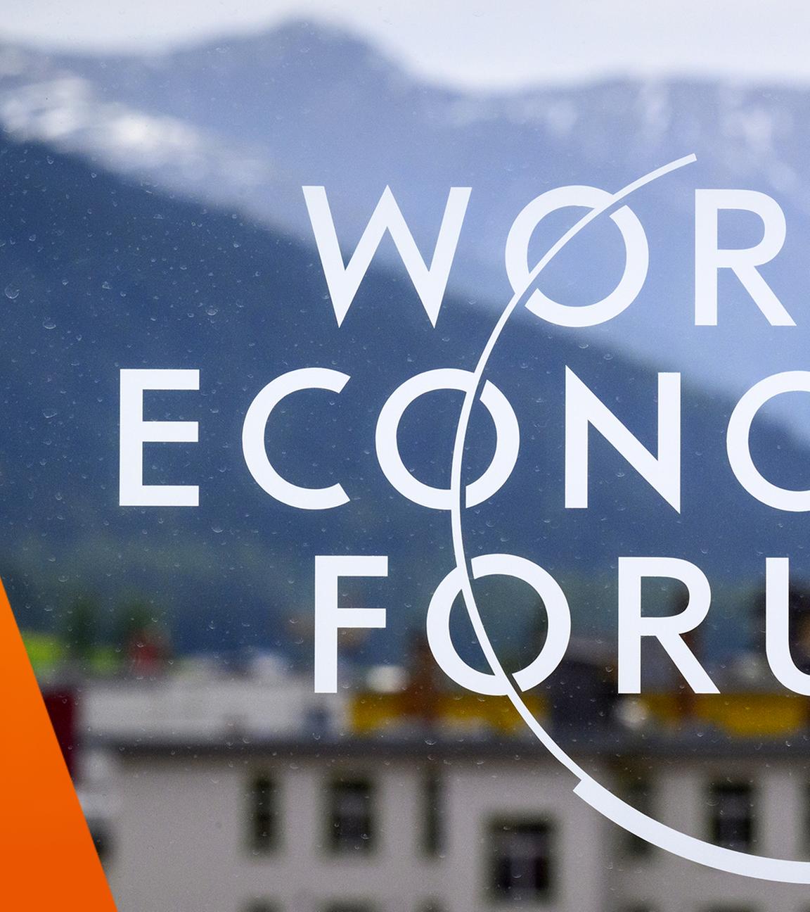 Weltwirtschaftsforum - Logo vor Dorfplatz in Davos
