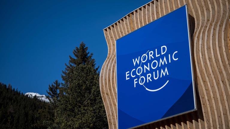 Das Schild des Weltwirtschaftsforums ist am Versammlungsort im schweizerischen Davos zu sehen.