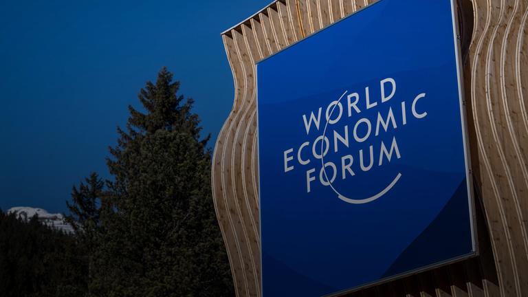 Das Schild des Weltwirtschaftsforums ist am Versammlungsort im schweizerischen Davos zu sehen.