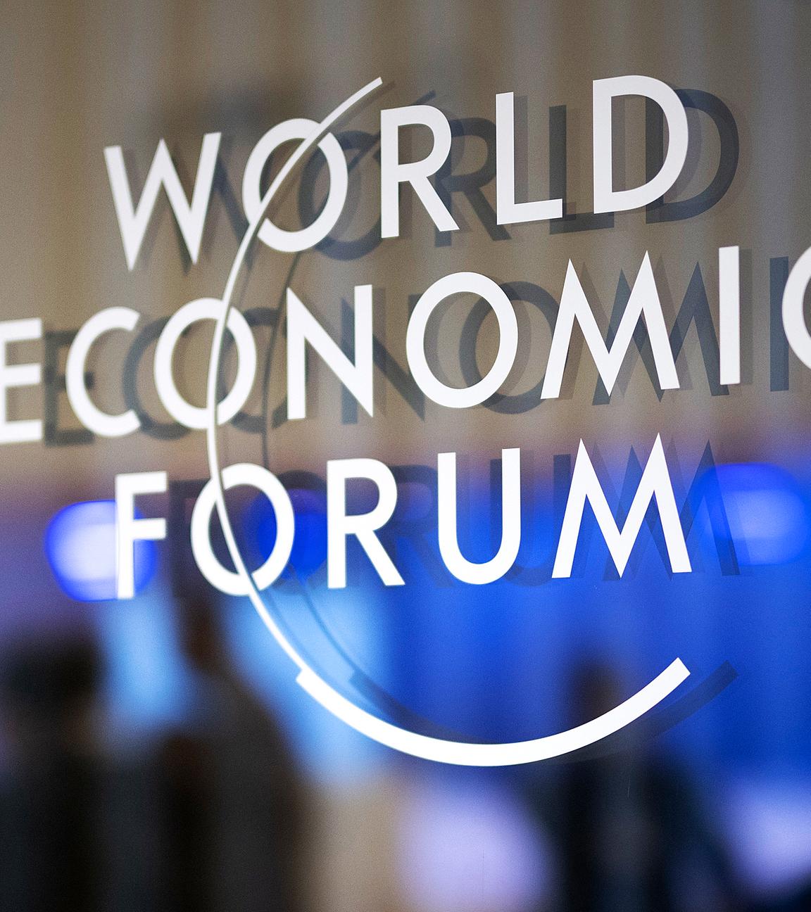 Das WEF-Logo ist während des 56. Jahrestreffens des Weltwirtschaftsforums (WEF) am 20. Januar 2026 in Davos, Schweiz, auf einem Fenster zu sehen