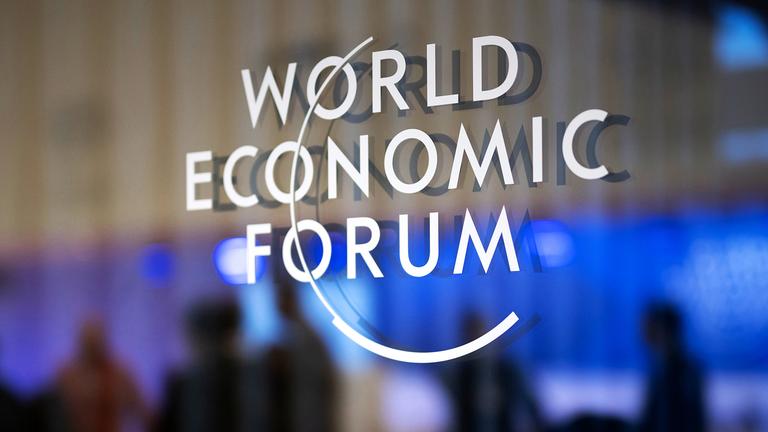 Das WEF-Logo ist während des 56. Jahrestreffens des Weltwirtschaftsforums (WEF) am 20. Januar 2026 in Davos, Schweiz, auf einem Fenster zu sehen