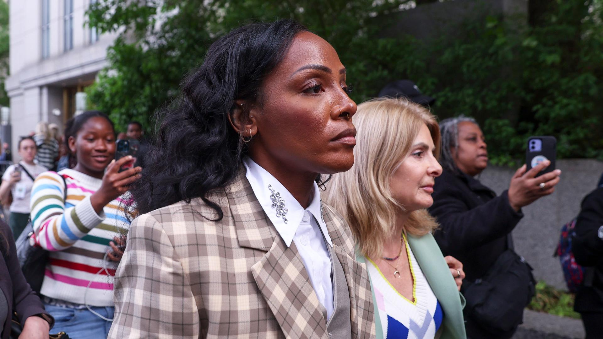 Dawn Richard kommt bei Gericht an. Sie sagt im Prozess gegen Sean Combs aus.