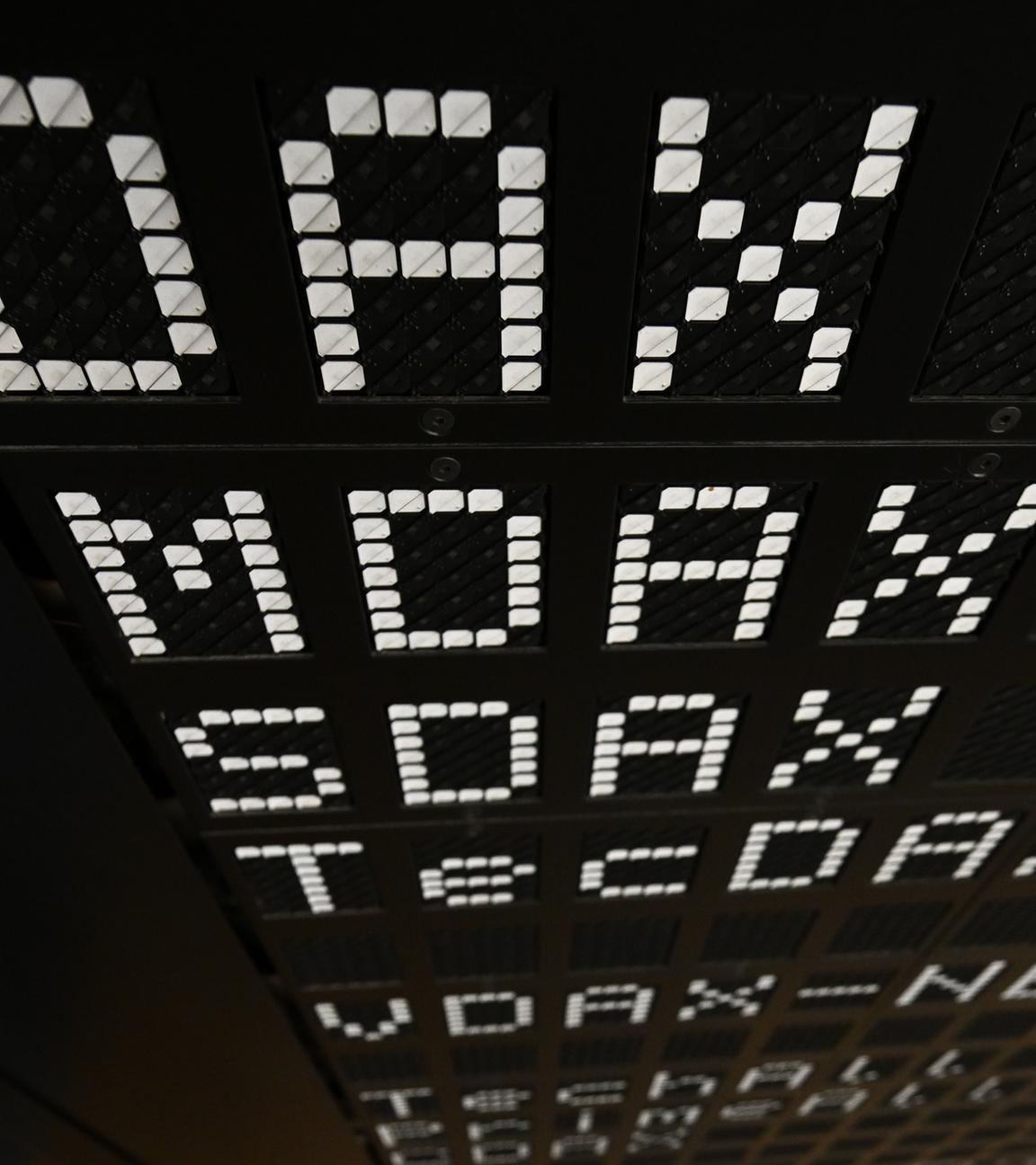 Die Indizes Dax, MDax, SDax und TecDax der Deutschen Börse sind auf dem Parkett der Frankfurter Wertpapierbörse auf einer Anzeigetafel gelistet