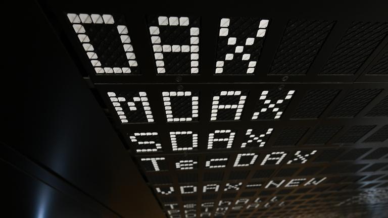 Die Indizes Dax, MDax, SDax und TecDax der Deutschen Börse sind auf dem Parkett der Frankfurter Wertpapierbörse auf einer Anzeigetafel gelistet