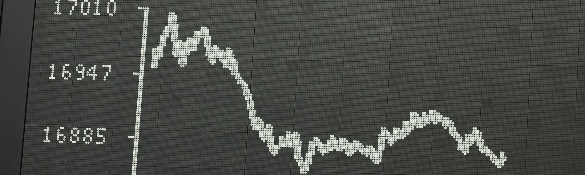 Der Aktienindex DAX auf der Anzeigetafel im Handelssaal der Deutschen Börse in Frankfurt. 