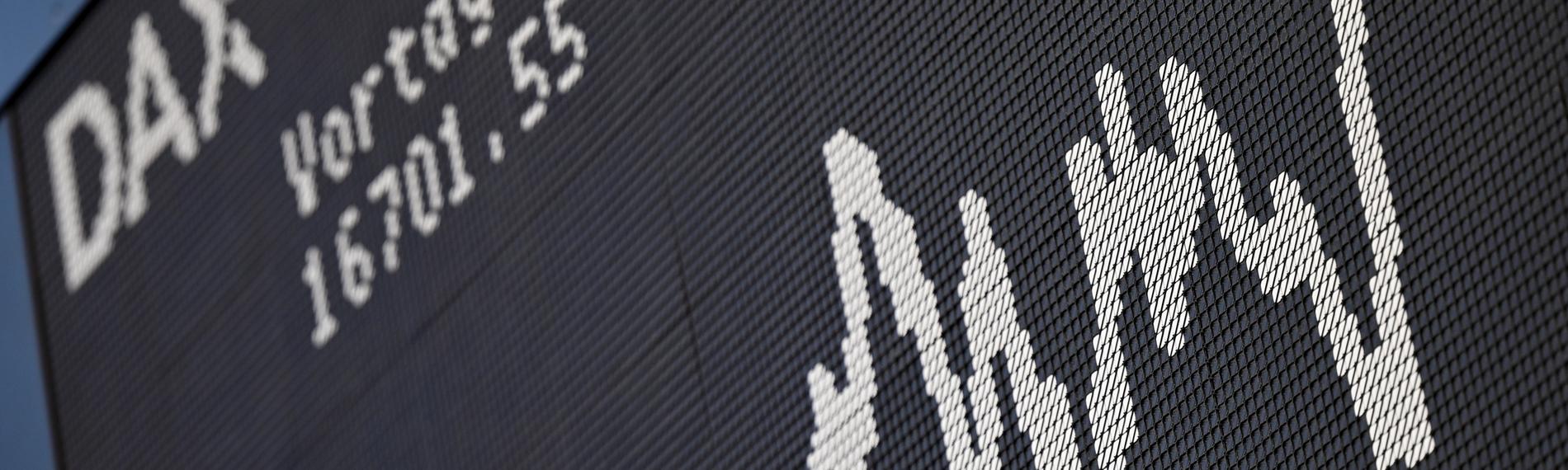 Die Dax-Kurve zeigt im Handelssaal der Frankfurter Börse am 29.12.2023 ein Auf und Ab.