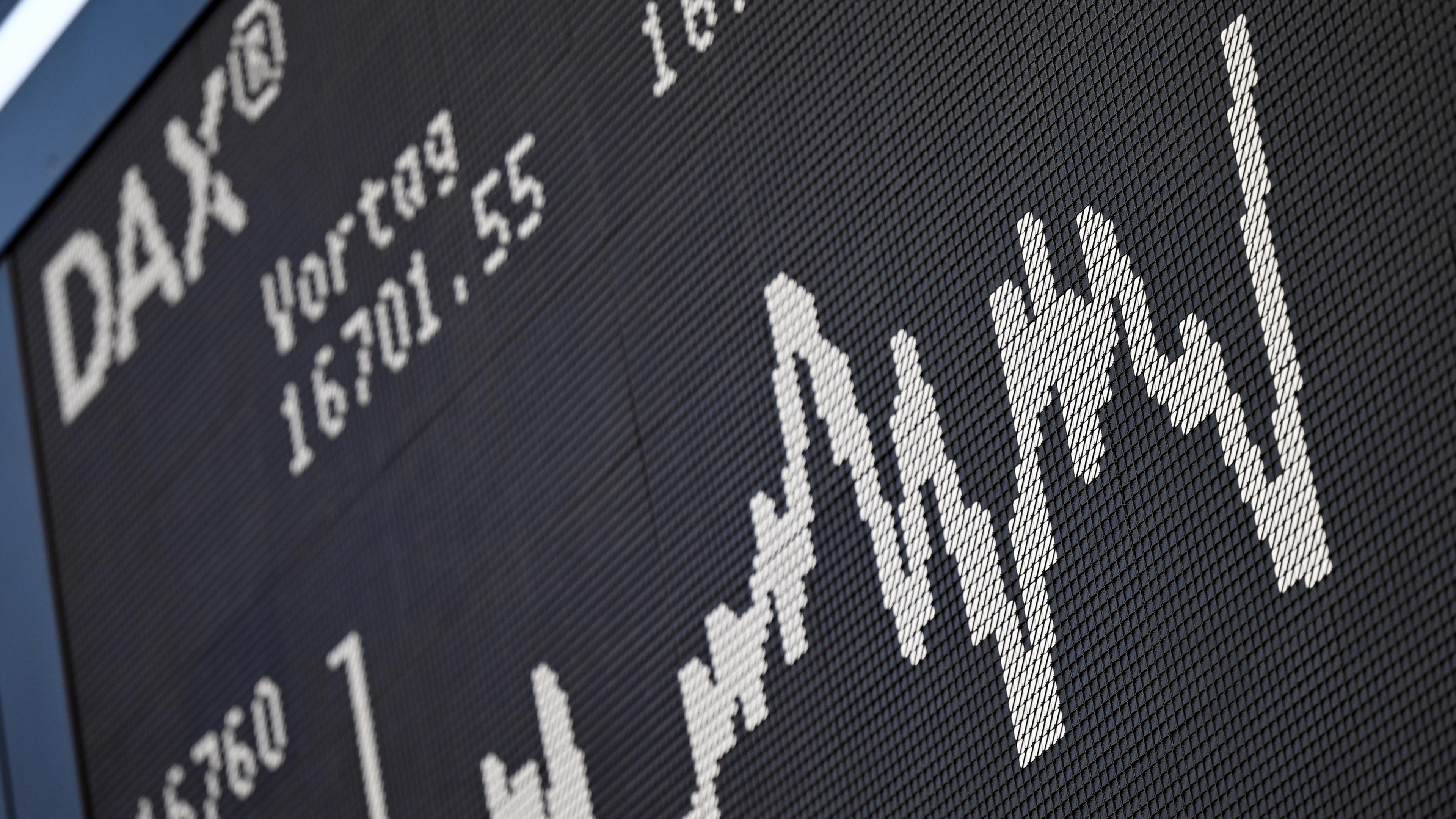Die Dax-Kurve zeigt im Handelssaal der Frankfurter Börse am 29.12.2023 ein Auf und Ab.