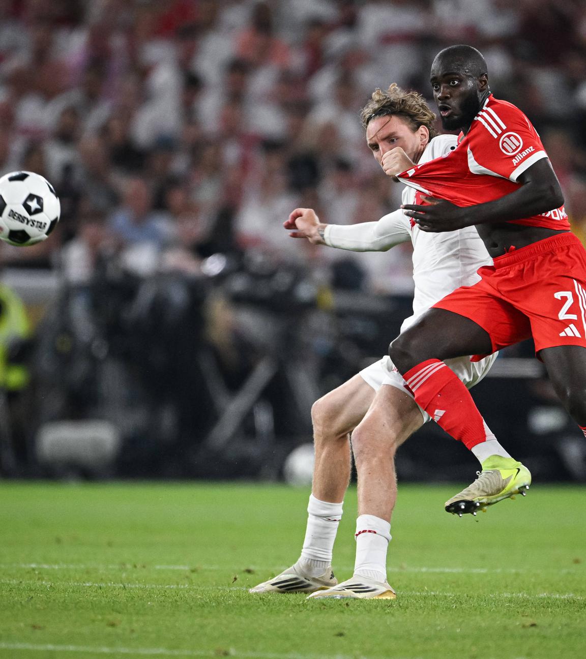 Dayot Upamecano (München) im Zweikampf mit Nick Woltemade (Stuttgart)