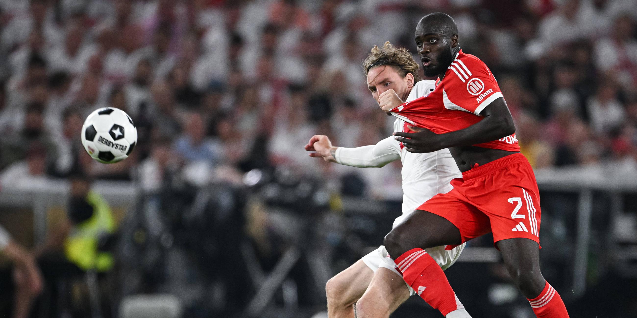 Dayot Upamecano (München) im Zweikampf mit Nick Woltemade (Stuttgart)